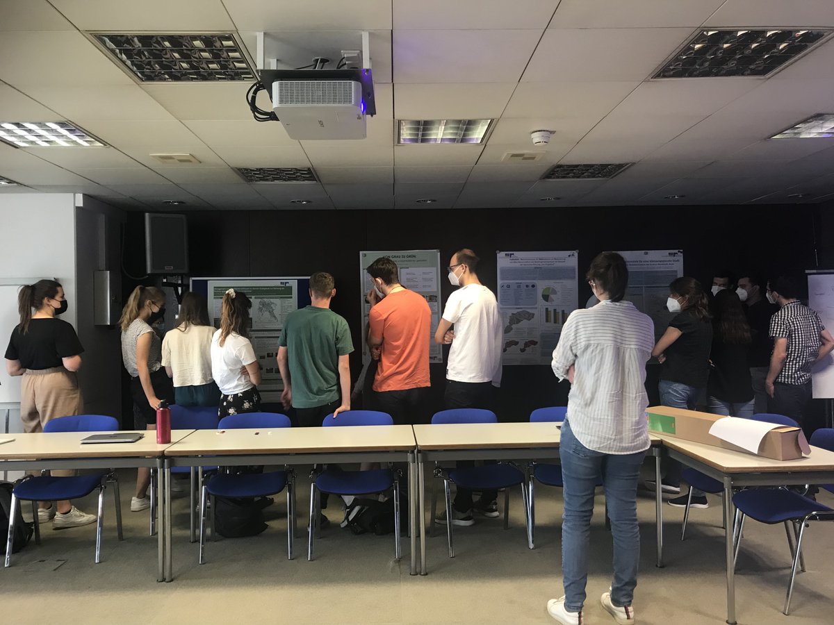 Students <a href="/GIUB_Research/">Department of Geography Bonn</a> developed concepts for a climate-resilient city in cooperation with <a href="/BundesstadtBonn/">Bundesstadt Bonn</a>. The seminar was led by Prof. Mariele Evers and Dr. <a href="/PinarPamukcu/">Pinar Pamukcu-Albers</a> 
Read more: bit.ly/3qyLuSG

#climatechange #resilience #water #bonn