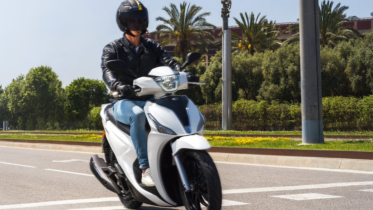 KYMCO_es's tweet photo. El motor #Euro5 de 4 válvulas del nuevo #PeopleS125 está en la cúspide de la evolución mecánica. No solo entrega una potencia de 10,88 CV a 8.500 rpm con progresividad y menos ruido, sino que lo hace con un futuro más limpio en mente.  🛵😎 https://t.co/JJuVm9lqaK https://t.co/bvlFO0Pbn7