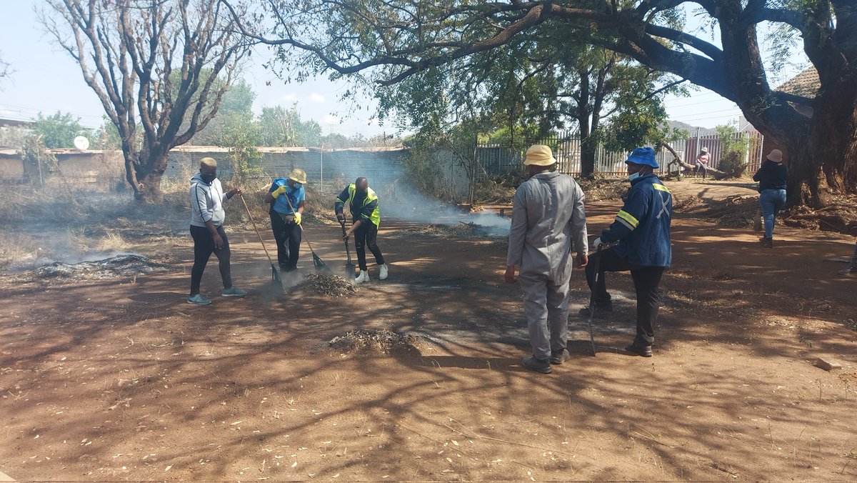 WMaeteletja's tweet photo. Metrorail Gauteng Employees along with community members cleaning Tailorshoop station.

#Adopt-a-station 
#ServiceResumption
#RebuildingRail https://t.co/hj4z74dbNI