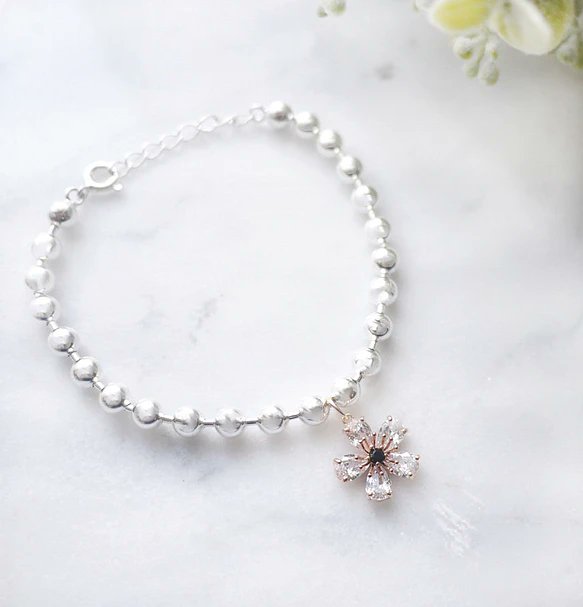 925Guio's tweet photo. キラキラ煌めくボールチェーン
にお花のモチーフが
とってもキュート🥰︎💕︎︎💕︎

❁Online Shop❁
https://t.co/B3djo8z6i9

＃グイオ ＃GUIO
＃韓国オンラインショップ
＃韓国アクセサリー
#ブレスレット 
＃ボールチェーン
＃ボールチェーンブレスレット
＃花モチーフ https://t.co/Jhph9IQ0j4