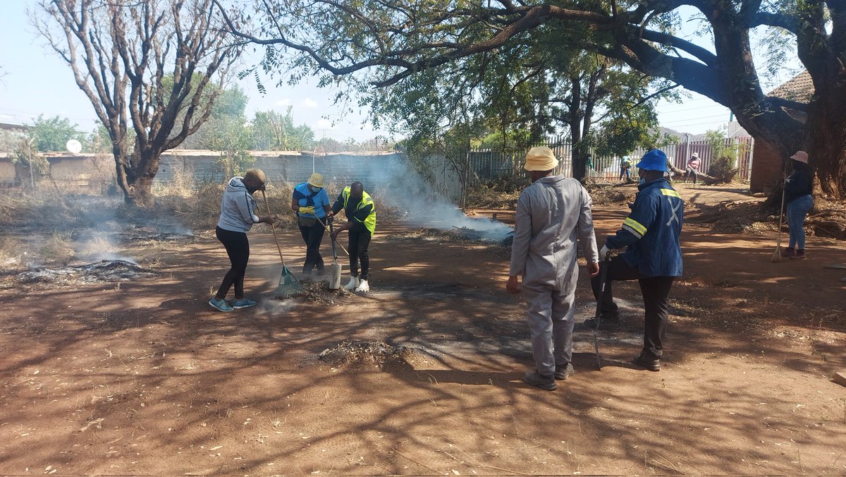 WMaeteletja's tweet photo. Metrorail Gauteng Employees along with community members cleaning Tailorshoop station.

#Adopt-a-station 
#ServiceResumption
#RebuildingRail

@metrorailgp https://t.co/TppJh0O2VL