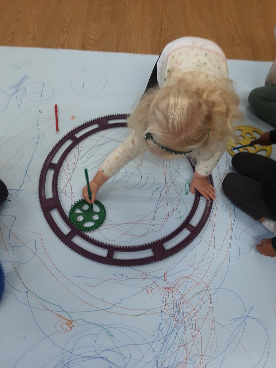 Alma Thomas' colourful paintings inspired us to create circles using swooping, full-body movements. @BadgersAshbrid1 @OwlsAshbridge @ashbridgeschool @NDNAtalk @cosydirect @EYTagteam @EYTalking @EarlyExcellence #atelier #everychildisanartist #almathomas #almawoodseythomas
