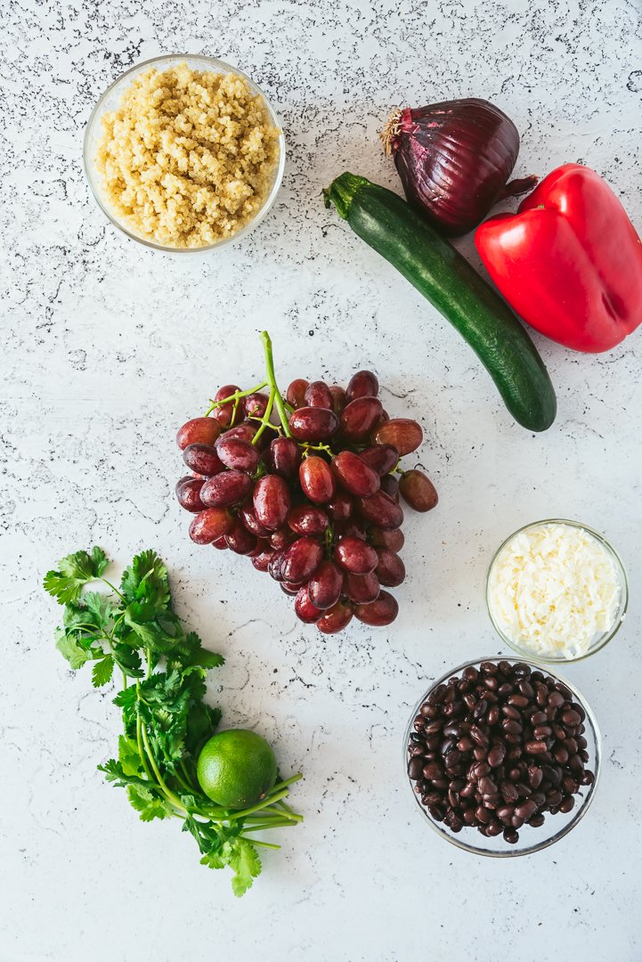 #AD. Uvas Frescas de California 🍇hace que el almuerzo sea delicioso con quinoa, frijoles negros, calabacín, pimientos rojos, cebolla, queso fresco y jugo de limón. Prepara un almuerzo saludable. <a href="/GrapesfromCA/">Grapes from California</a>. ¡Las uvas son un alimento saludable para el corazón! #GrapesfromCA.