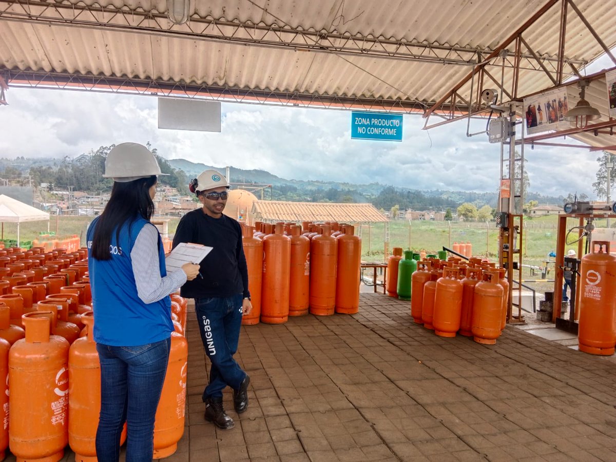 Superservicios's tweet photo. ¡Realizamos vigilancia permanente a los prestadores! En #Chiquinquirá (Boyacá), nuestra Dirección Técnica de Gestión de Gas Combustible, realizó visita de inspección en la Planta de envasado de GLP de la empresa #InversionesGLP para verificar el cumplimiento regulatorio. https://t.co/2v0u2HfLaN