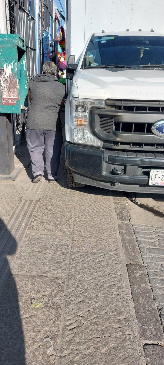 luis_most's tweet photo. @NoticiasTribuna @TribunaVigila reportando vehículos de carga sobre paso peatonal sobre la 16 pte y casi esquina 5 de mayo. https://t.co/9fvK1SEyDD