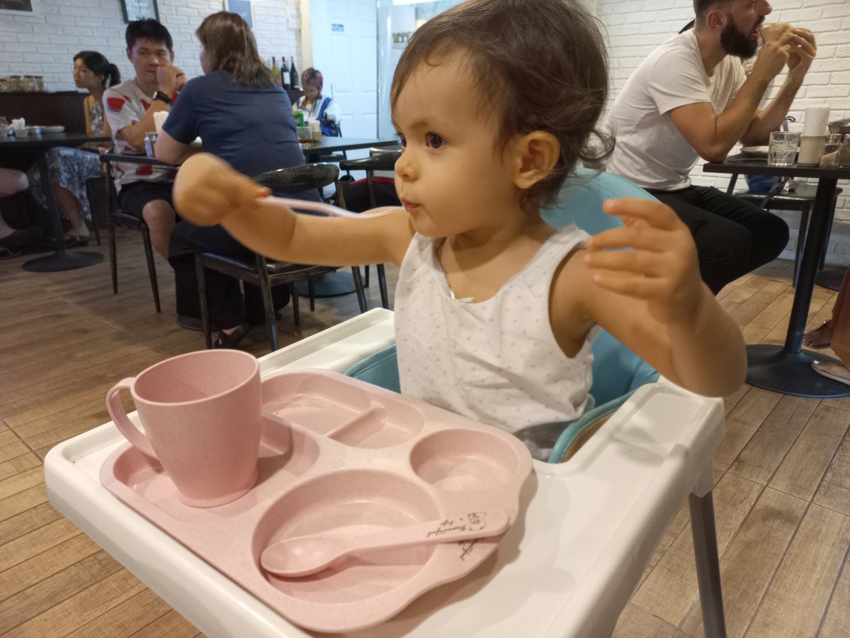 veggieincm's tweet photo. My vegan kid getting excited to have her Mediterranean dinner. #vegankid #hummuschiangmai https://t.co/ZIBQyBC59n