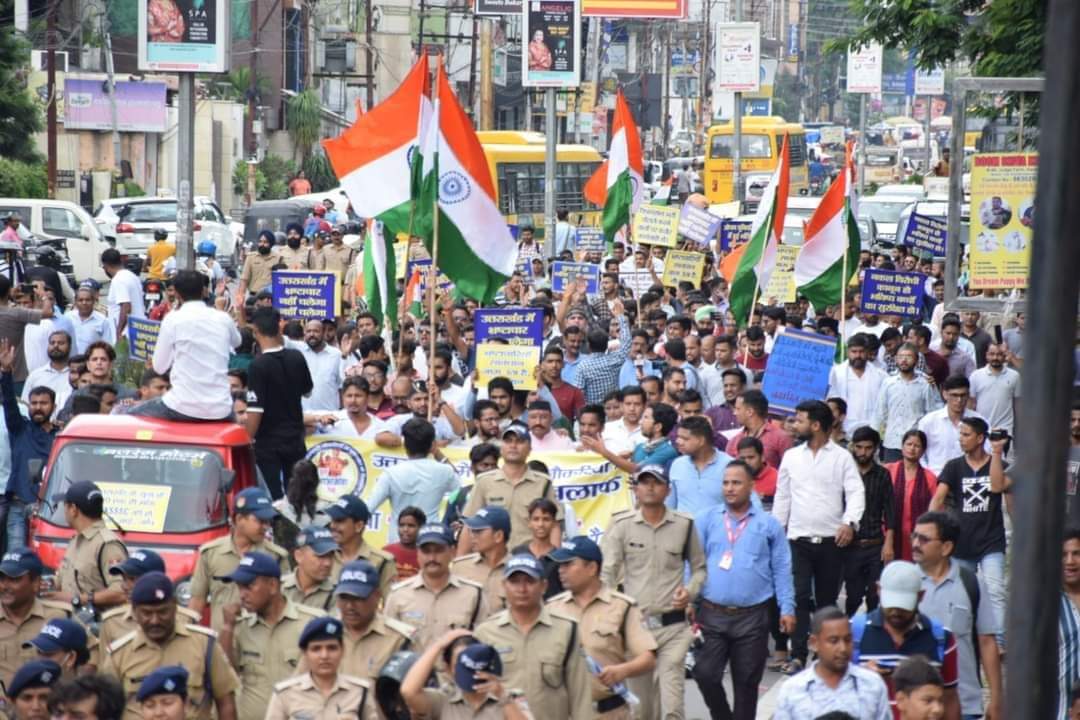 HemantHariK's tweet photo. भर्ती घोटालों को लेकर
उत्तराखंड में  देहरादून बाद आज  हल्द्वानी में स्वत: स्फूर्त युवा आक्रोश रैली जबरदस्त रही ।
कई सामाजिक संगठनों के साथ उत्तराखंड क्रांति दल और मुख्य विपक्षी कांग्रेस ने भी अपना समर्थन दिया ।
जागो युवा जागो अपना हक लेकर रहो । https://t.co/e5hUq8vaPE
