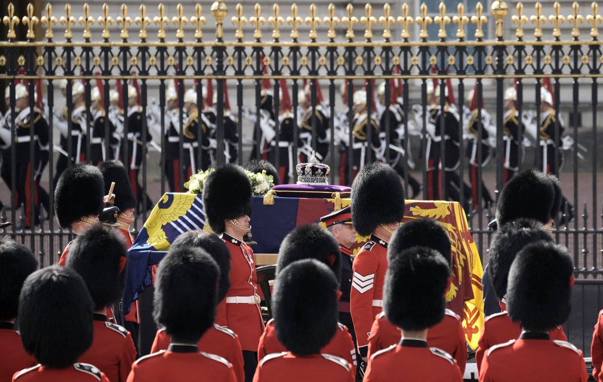 RoyalFamily's tweet image. The Queen’s coffin, borne on a Gun Carriage of The King’s Troop Royal Horse Artillery, is taken in procession from Buckingham Palace to the Palace of Westminster.