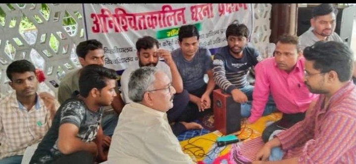 a_praabhat7's tweet photo. Protest took place in the university for 40 days.Protest took place in Patna for 5-6 days.Still did not get the result. Wah Re University.
#Justice_For_MagadhUniversity 
@NitishKumar
 
@ManishKashyap43
 
@khansirpatna
 
@yadavtejashwi @ravishndtv @saurabhtop https://t.co/UQwoOsXxSn