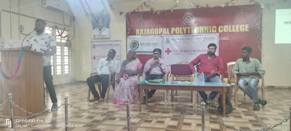 Mujahid_Akber's tweet photo. Anti drugs and Cyber crime awareness at Rajagopal Polytechnic College - Gudiyatham

Organised by Gudiyatham Town Police station and New Vision Trust
@VellorePolice @Cyberdost https://t.co/aQa7QoBpho
