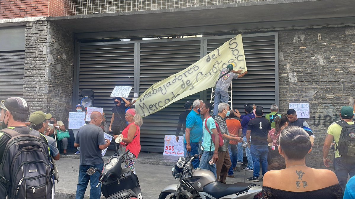 JonathanQuantip's tweet photo. #almomento Protestan comerciantes del conocido como mercado de los corotos de Quinta Crespo. Produce congestionamiento al final de la av. Baralt 10:02 https://t.co/a1SCoqUj7l