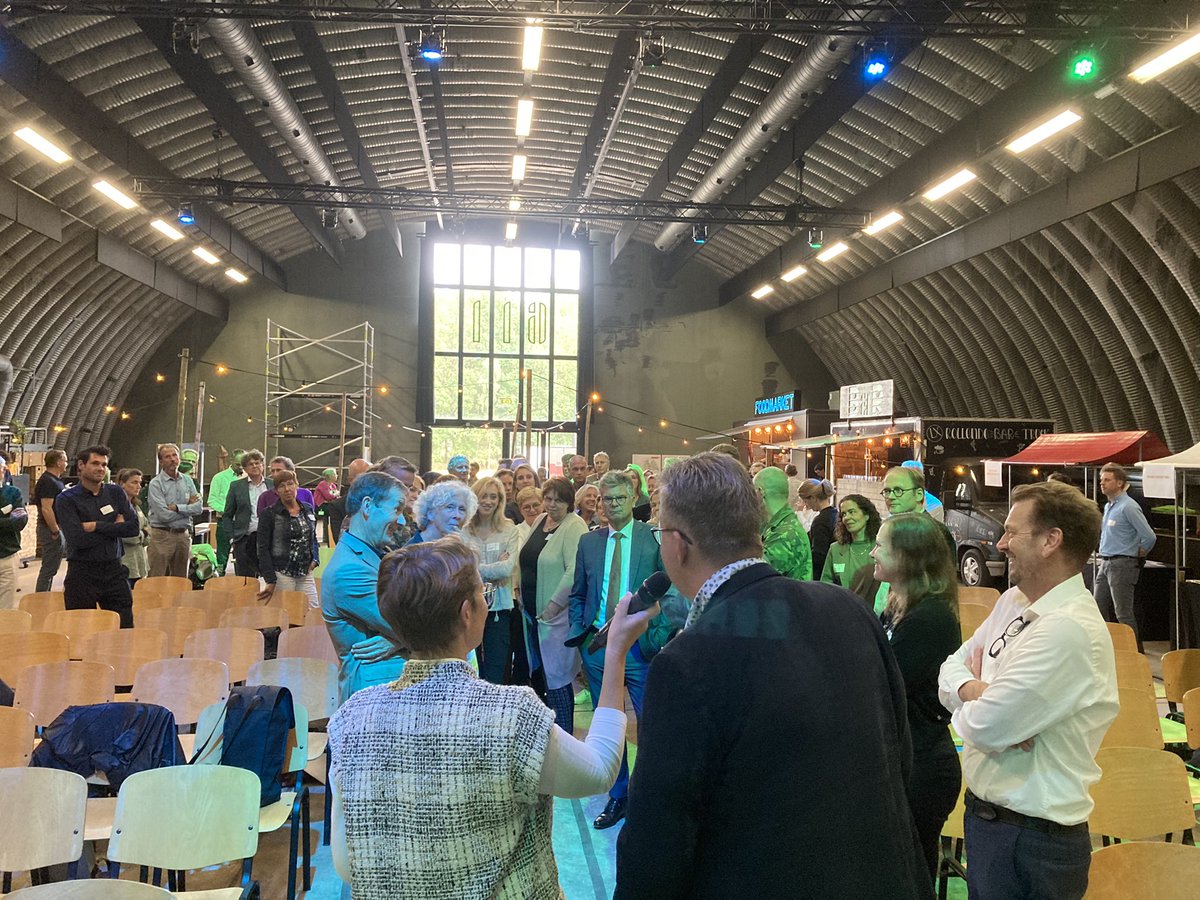 PSUtrecht's tweet photo. Zoveel opgaven en vragen op #UtrechtseHeuvelrug: #natuur #wonen #klimaat #verdroging Hoe gaat @ProvUtrecht daarmee om? Welke rol pakt zij? Hoe werkt ze beter samen? Bijeenkomst #omgevingsgericht werken op park vliegbasis Soesterberg @PSUtrecht https://t.co/V98astnjYD