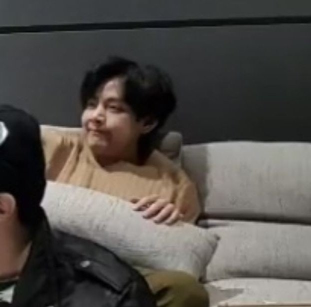 Healinghours7's tweet photo. "Love and comfort are stored in taehyung's cheeks”- an adorable thread https://t.co/gNMwnNP0mv
