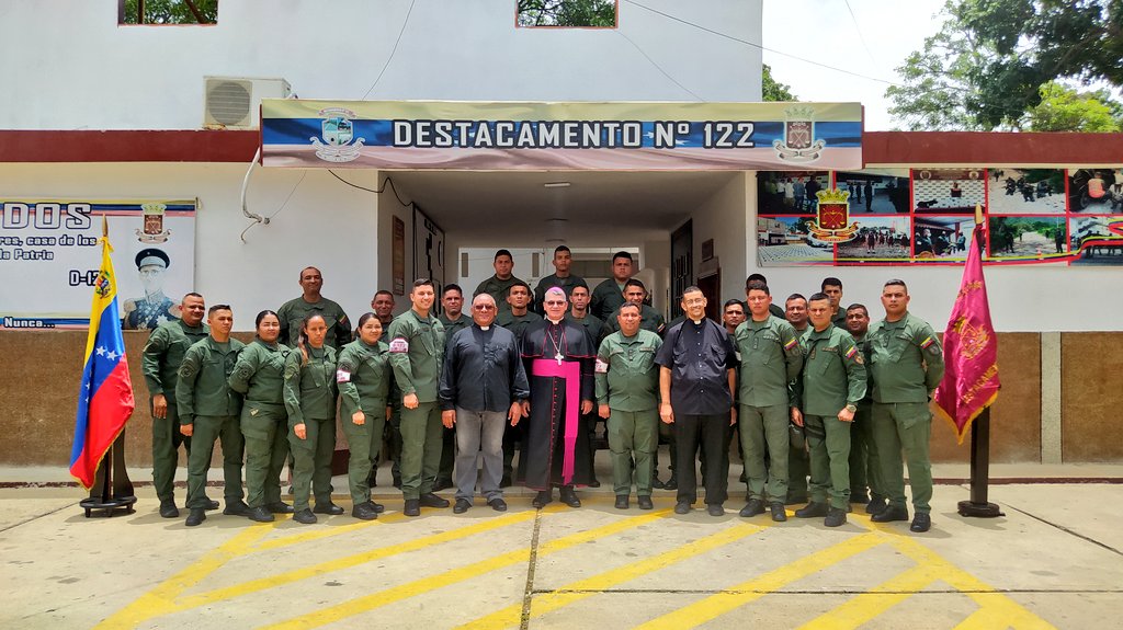 CentinelasD122's tweet photo. #14SEP || Los @CentinelasD122 recibimos la visita pastoral de parte del obispo castrense del ordinariato militar de Venezuela moseñor @benito_adanm.
#D122🚔
#VenezuelaMultiproductiva
#PuebloYGNBIndetenibles
#InvictosPorLaPatria https://t.co/x12M5XWCUE