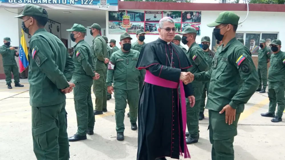 CentinelasD122's tweet photo. #14SEP || Los @CentinelasD122 recibimos la visita pastoral de parte del obispo castrense del ordinariato militar de Venezuela moseñor @benito_adanm.
#D122🚔
#VenezuelaMultiproductiva
#PuebloYGNBIndetenibles
#InvictosPorLaPatria https://t.co/x12M5XWCUE