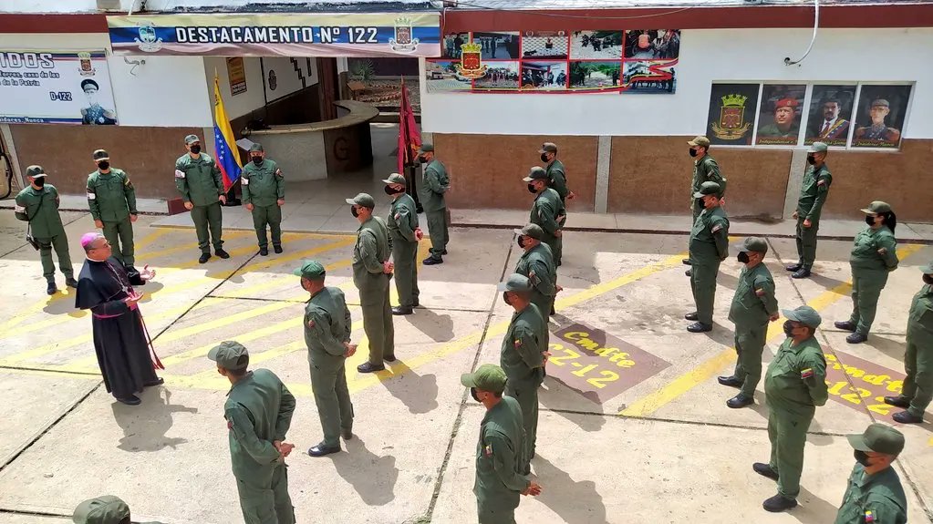 CentinelasD122's tweet photo. #14SEP || Los @CentinelasD122 recibimos la visita pastoral de parte del obispo castrense del ordinariato militar de Venezuela moseñor @benito_adanm.
#D122🚔
#VenezuelaMultiproductiva
#PuebloYGNBIndetenibles
#InvictosPorLaPatria https://t.co/x12M5XWCUE