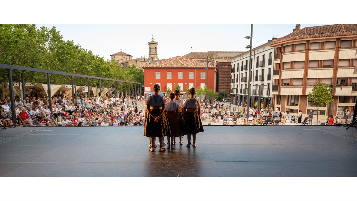 jordi_olot's tweet photo. Actuació de l’@EsbartOlot per @FestesdelTura #Fdt22
Més fotos a IG: https://t.co/NgKUfNM1jM https://t.co/fqjUSIHuUB