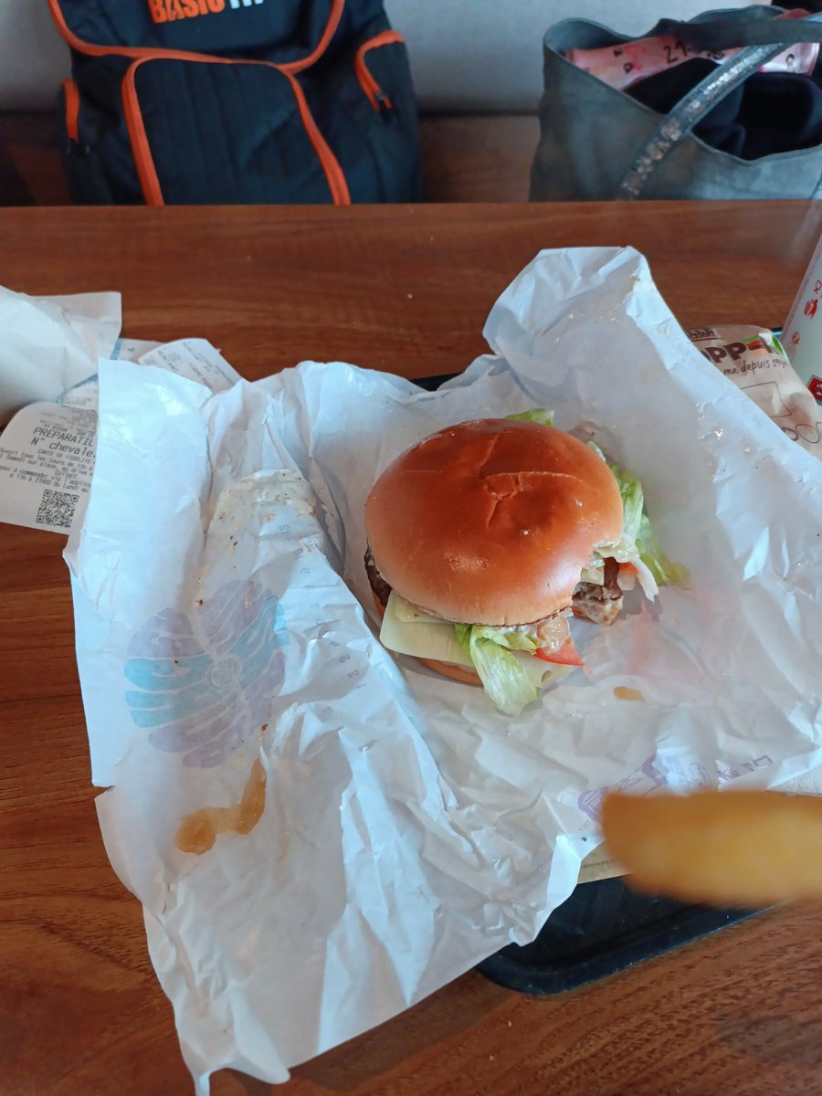_Koalemos's tweet photo. Très osef tier le burger d'@Arkunir https://t.co/aQSQDNtMCk