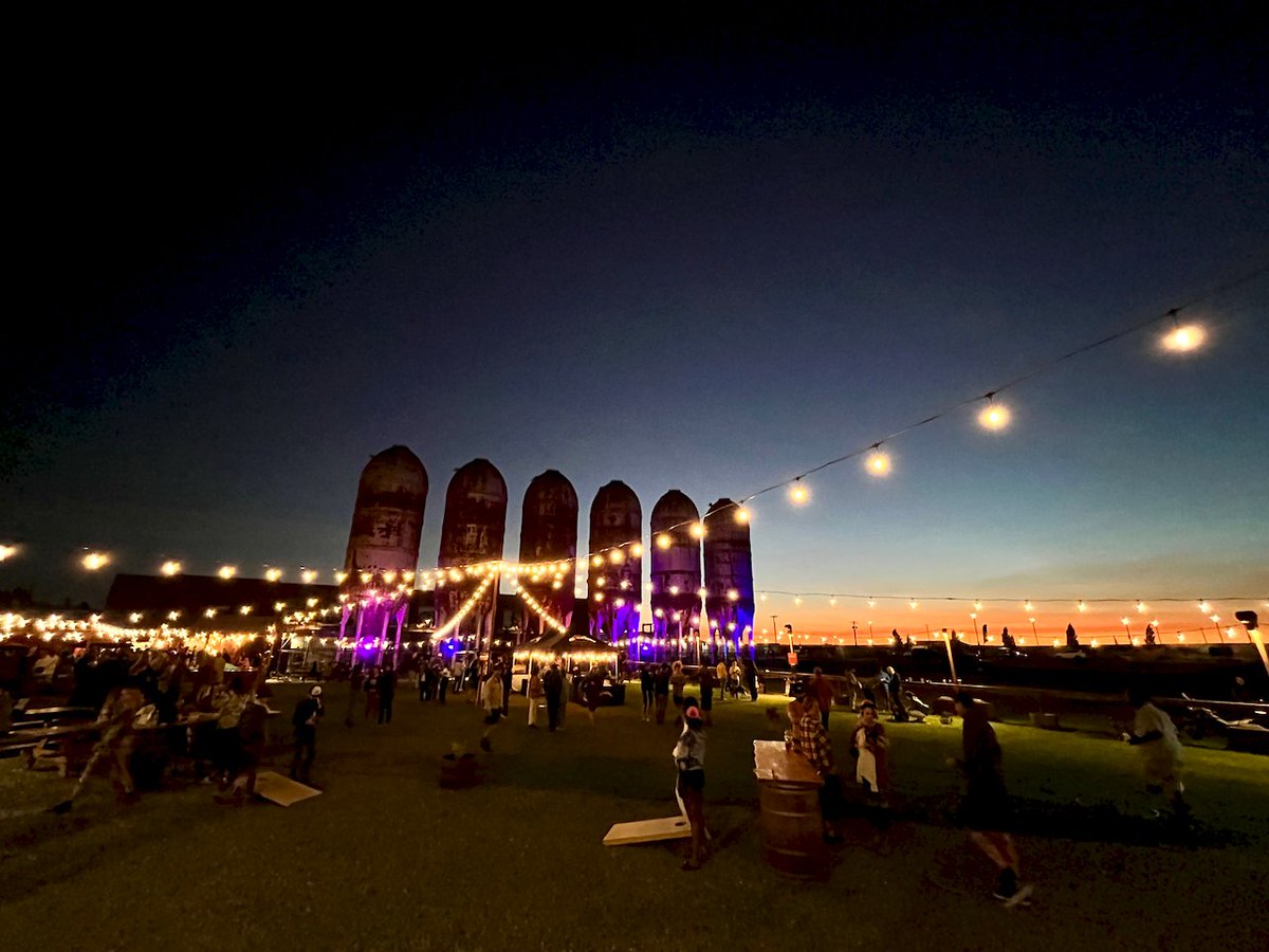 JasonKechely's tweet photo. A cool #PublicSpace experiment in #Bellingham a friend took me too last week. Open to all ages and leased dogs. A beer trailer, food trucks, tables, games, lawn, 'stages', lights, sound system (a dj the night I was there)...free admittance. #KulshanTrackside #WaypointPark https://t.co/FMgbocR2Fn