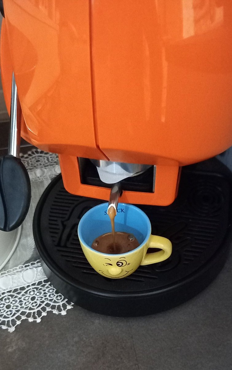 Flick_ct's tweet photo. @_incasinata Ci si prepara un bel caffè. https://t.co/W7o3MvM84q