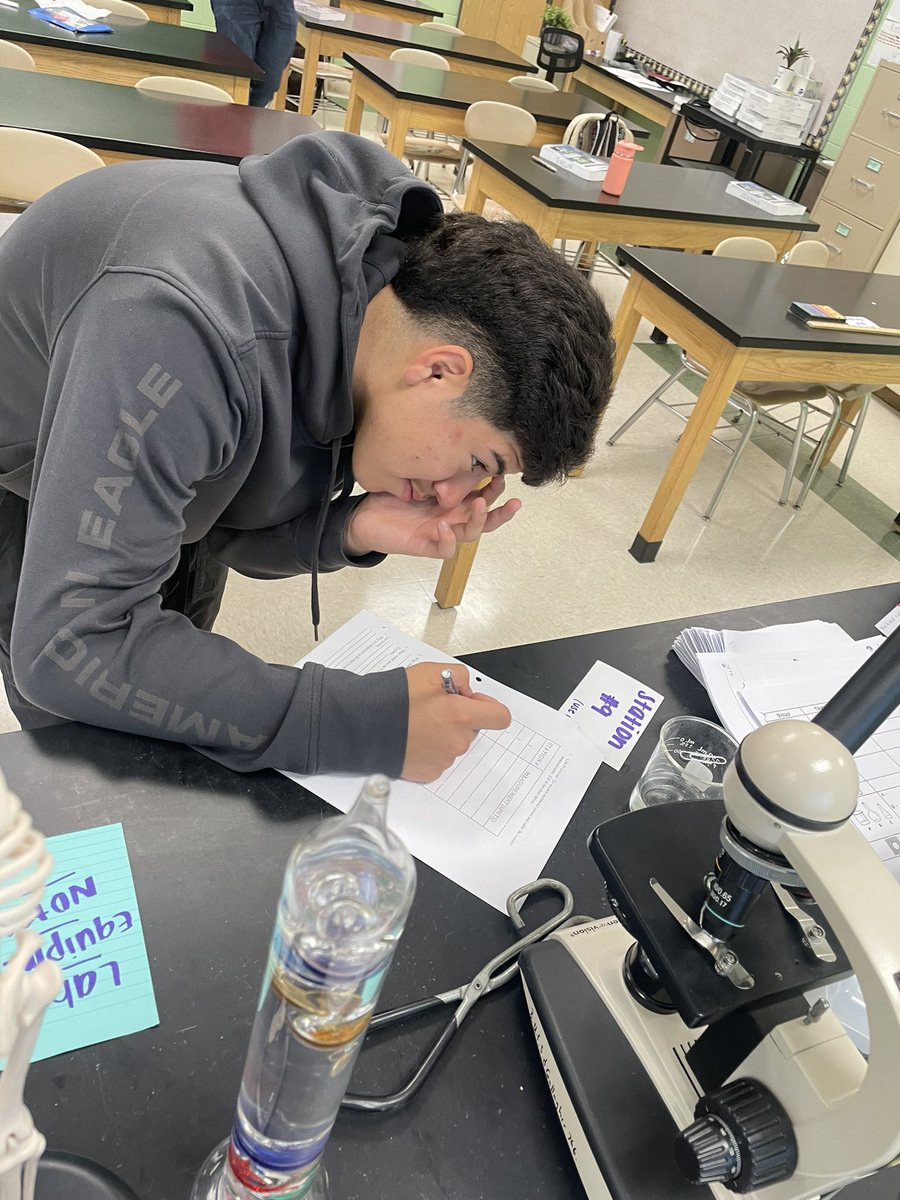 abmichalek's tweet photo. Our Class Scientists taking their measurements of things around our classroom🧬🦠 #freshman #science #scientists https://t.co/N0OE1qQDVQ