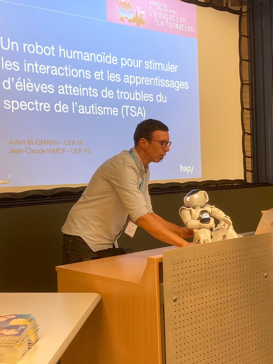 Semaine Internationale de l'Education et Formation (@sief_unil) on Twitter photo 📸 Retour en images sur le Symposium « Numérique et (in)égalités » qui s’est déroulé cet après-midi à la SIEF!
Julien Bugmann <a href="/Bug_Jul/">Julien Bugmann</a> présente 🎤🤖« Un robot humanoïde pour stimuler les interactions et apprentissages d’élèves atteints de troubles du spectre de l’autisme (TSA) » 📸 Retour en images sur le Symposium « Numérique et (in)égalités » qui s’est déroulé cet après-midi à la SIEF!
Julien Bugmann <a href="/Bug_Jul/">Julien Bugmann</a> présente 🎤🤖« Un robot humanoïde pour stimuler les interactions et apprentissages d’élèves atteints de troubles du spectre de l’autisme (TSA) »