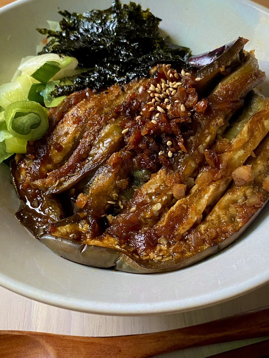 vegan_mukjjang's tweet photo. 가지 덮밥

가지 두 개 기준
간장 2.5 큰술, 미림 2.5 큰술, 올리고당 2큰술 섞고 (다진 마늘 넣어도 좋음)
전자렌지에 3-4분 돌려서 익힌 가지 준비
가지는 절반 가르고 칼집 내서 팬에 올린 다음 양념장 끼얹으면서 굽기

김, 파 고명이 잘 어울리는 가지 덮밥 완성 🍆

#나의비거니즘일기 https://t.co/zKbL5hVUtl