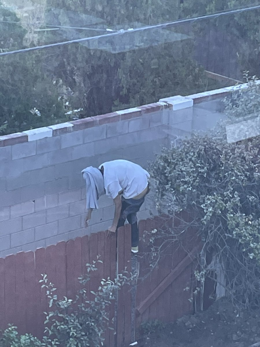 MrDougPeterson's tweet photo. This morning at 2325 San Pedro NE. Not only did he not leave when we asked him, he didn’t even pull up his pants. @MayorKeller @ABQPOLICE @TammyFiebelkorn @VisitABQ @StartBragging @ABQBalloonFiest @Lara_Listens https://t.co/AsGmjnxrJm