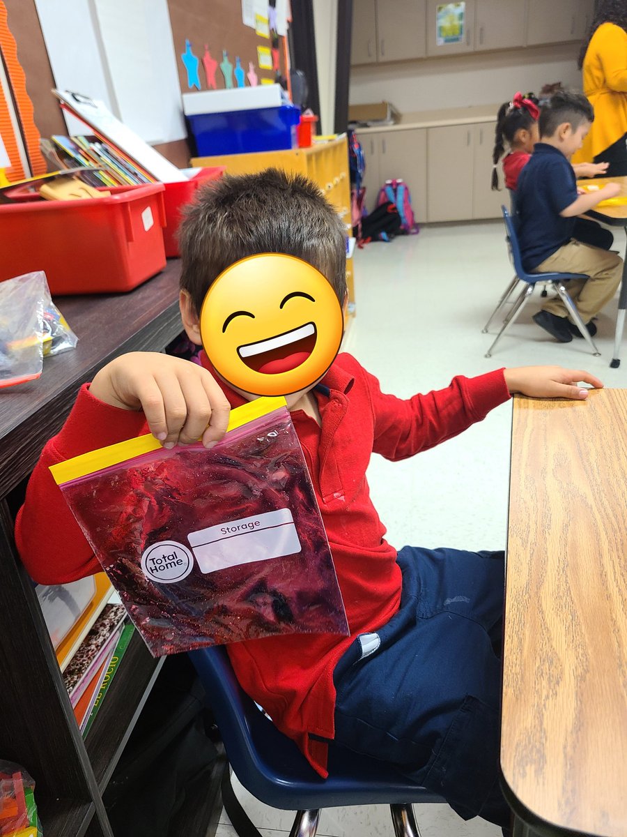 LiteracyBarista's tweet photo. Thank you Maria for coming out and demonstrating an engaging lesson for our Bilingual Kindergarten class 😍 @GISDLiteracy @WES_Wranglers #TheGISDEffect https://t.co/Zw6aUoe2NK