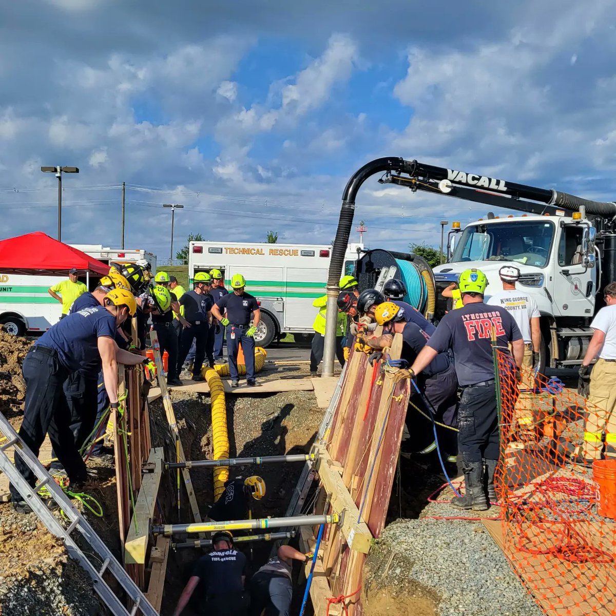 bush6130's tweet photo. Shout out to Loudoun County DGS. The Town of Leesburg Utility Division for the Vac Truck. Sterling Volunteer Rescue for there equipment. Without this collaboration this trench rescue training could not have happened. Thank you all for your help! #trenchrescue https://t.co/zyy0FQ68qz