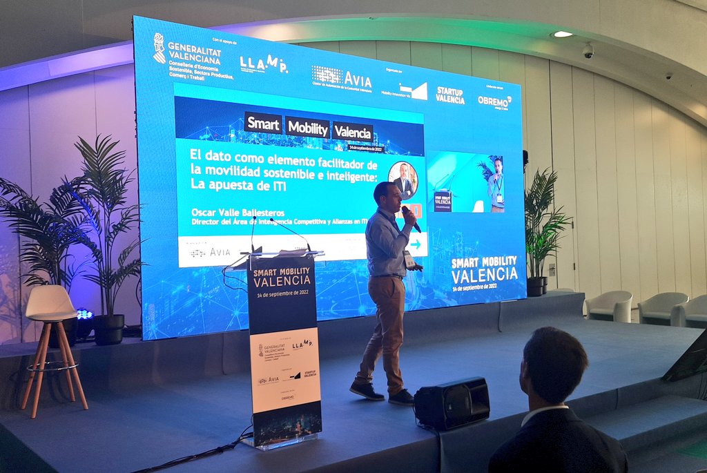 SanchisFederico's tweet photo. @osvalbal de @ITI_TIC  presenta el #dato como elemento facilitador de la #movilidad #sostenible e #inteligente:  ej. #IA para generar modelos #ML para la predecir la demanda, o para optimizar procesos #logísticos con métodos #heurísticos

#DataSpaces #valor #SmartMobilityValencia https://t.co/ZXK9adecUq