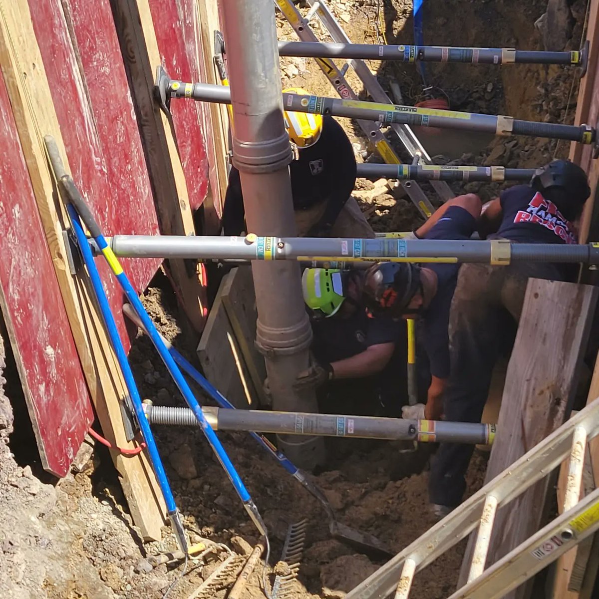 bush6130's tweet photo. Shout out to Loudoun County DGS. The Town of Leesburg Utility Division for the Vac Truck. Sterling Volunteer Rescue for there equipment. Without this collaboration this trench rescue training could not have happened. Thank you all for your help! #trenchrescue https://t.co/zyy0FQ68qz