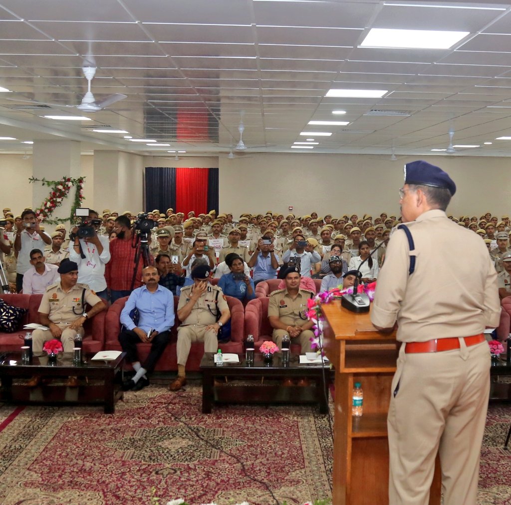 आज दिल्ली पुलिस अकादमी का दौरा कर अधिकारियों व प्रशिक्षुओं के साथ सार्थक चर्चा की। 'सुरक्षित दिल्ली' के ध्येय के साथ यहां प्रशिक्षुओं को साहस, सजगता व संवेदनशीलता के मिश्रण के साथ गढ़ा जाता है। यहीं अनुशासन की आग में तपकर बनते हैं दिल्ली के रक्षक और @DelhiPolice के शूरवीर।