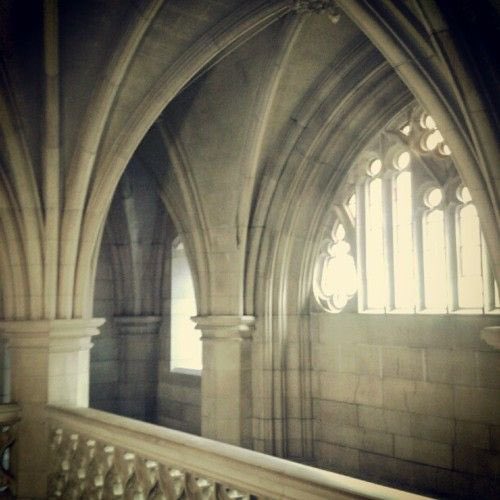 ReignedUsIn's tweet photo. The end of Aylee 😢 
Filming location at Knox College Toronto

#clarissa #katieboland #aylee #jenessagrant #Reign #CWReign https://t.co/3RtN995gL4
