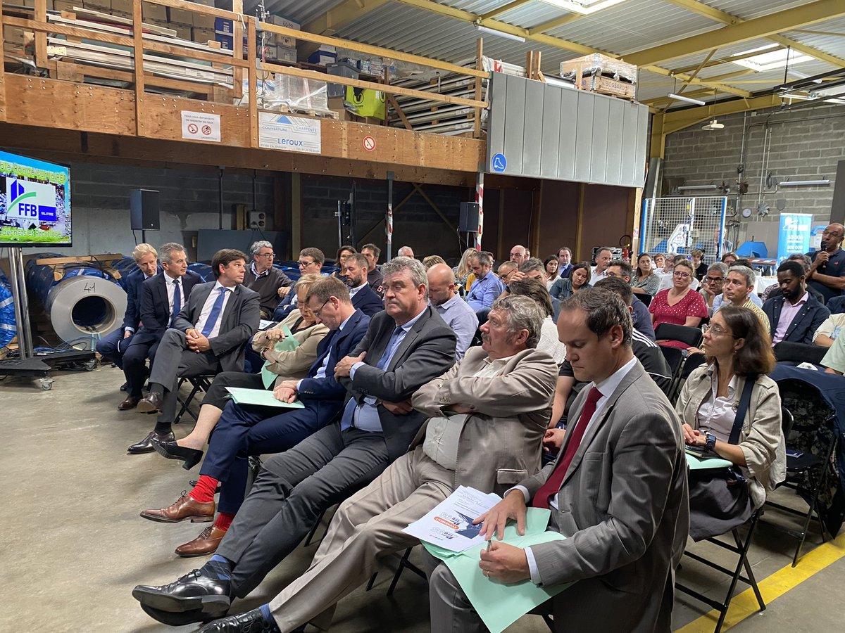 Prefet95's tweet photo. 🟢 Dans le #valdoise, l’État poursuit sa lutte contre les dépôts sauvages 
@Prefet95 a cosigné avec la @FFB95 la charte départementale d'engagement pour lutter contre les dépôts illégaux de déchets. Objectif: travailler avec tous les acteurs locaux pour lutter contre ce fléau https://t.co/qpQvA8KWYH