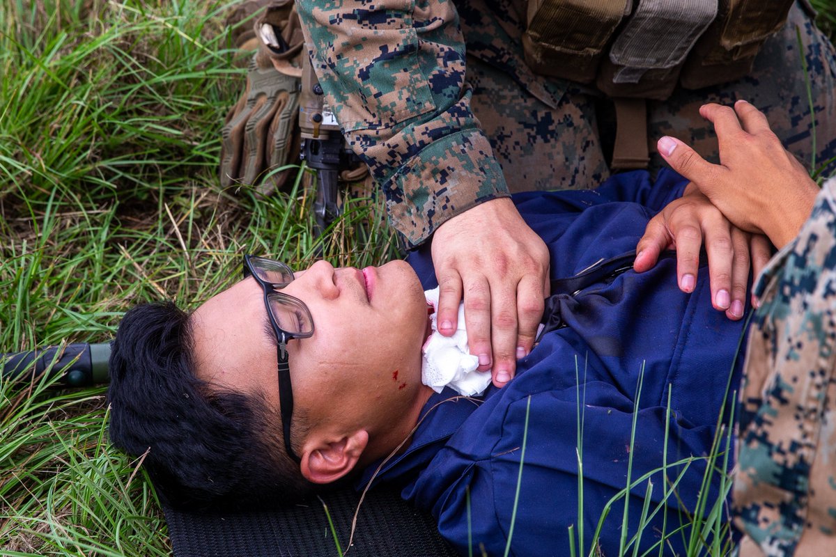 MARFORCOM's tweet photo. #Marines & @USNavy #Corpsmen w/ @2ndMLG, assess a simulated casualty during a #MCCRE on Camp Lejeune, N.C., to demonstrate #combatreadiness before a change of operational control to the @26MEU.
(#USMC photos by Sgt. Christian M. Garcia)
#WeHaveTheWatch #AlwaysReady #JointForce https://t.co/jTJfumhyCD