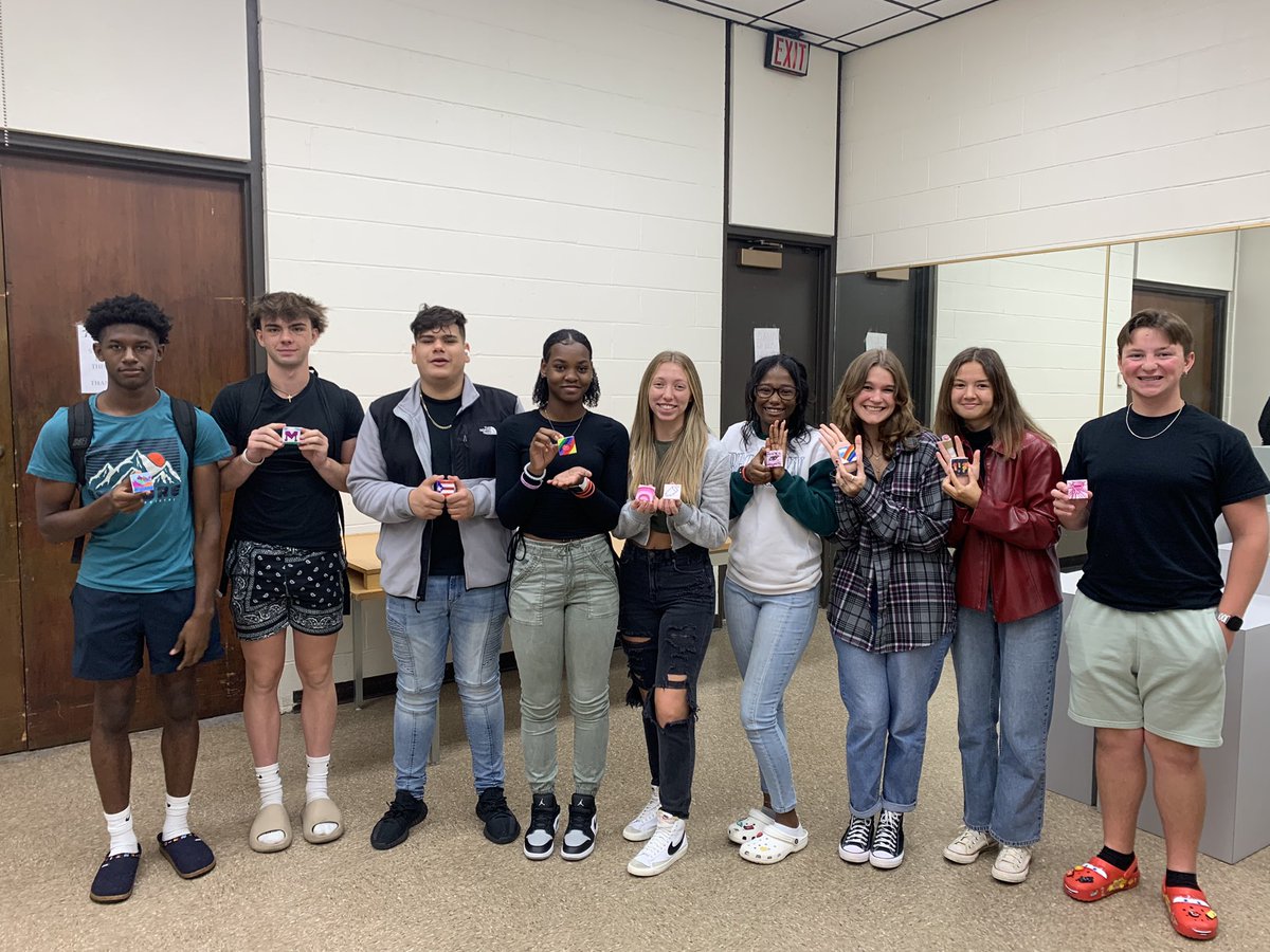 aturnermhs's tweet photo. @MHSMiddieTweets @MiddieCareers students got creative while touring the Middletown Arts Center this morning 💜🤍🎨🖼 #MiddieRising @MiddletownOH https://t.co/qWNOwMC77X