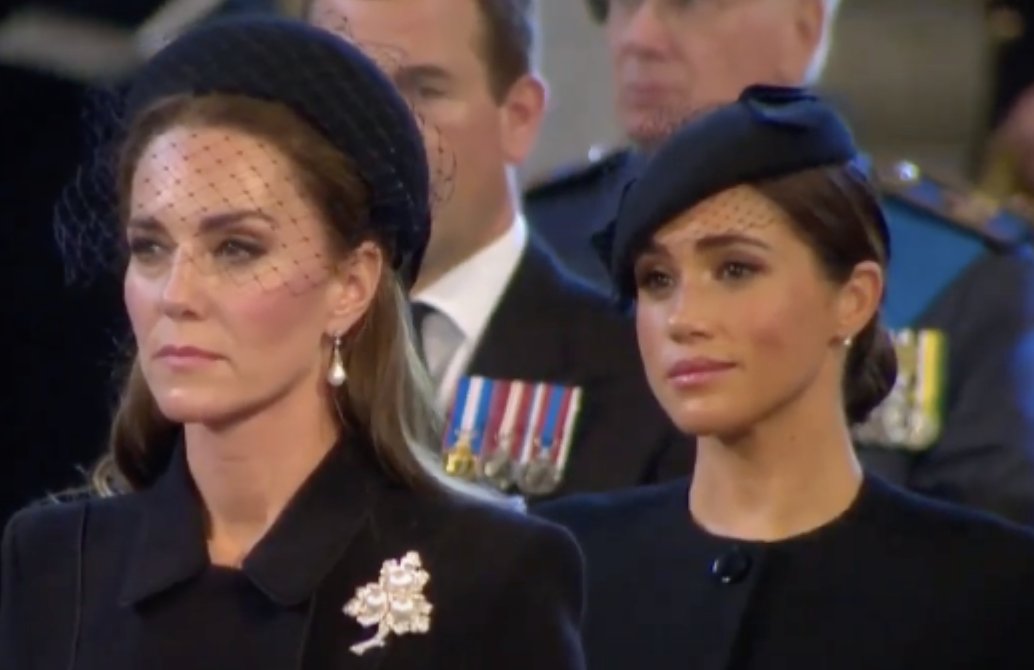 Lea_Rebekka_'s tweet image. The smirk.
She couldn't care less. Even holding hands again walking out. No class. Even now disrespecting #QueenElizabeth, traditions and protocol.
Just there for the big historic shots and to testify her right of peddling her title, her right to exist.
#MeghanMarkleGoHome