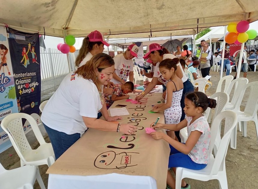 #OrgulloLUNNA | El equipo de la Gestión Social, liderado por la Gestora Social <a href="/antonellavegag/">Antonella Vega</a>, compartió una tarde de juego con niños y niñas en Montería, llevando el mensaje de #CrianzaAmorosa 
Transformando vidas desde la gestión social.