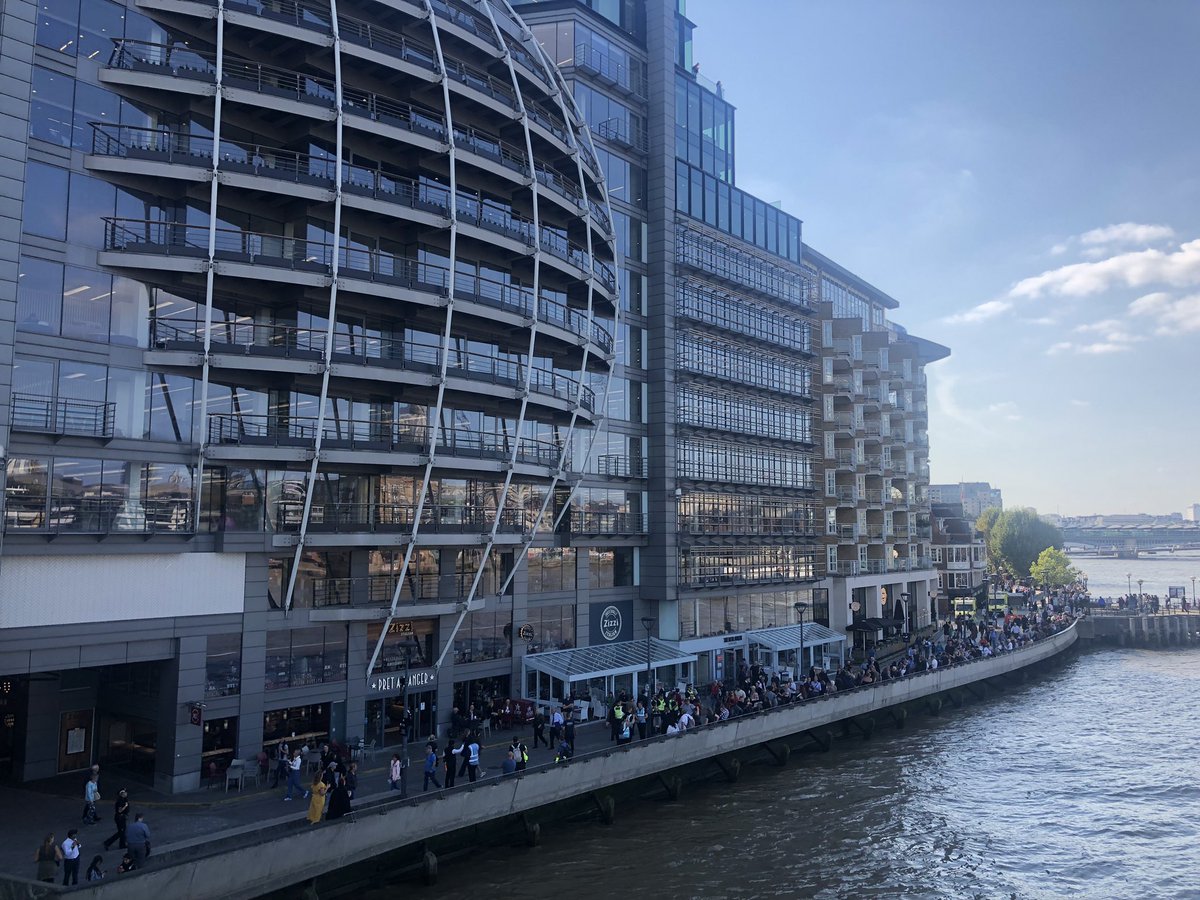 se1's tweet photo. As at 3.45pm the end of the queue for the Queen’s lying-in-state has almost reached Southwark Bridge https://t.co/e8bWwX1bZe