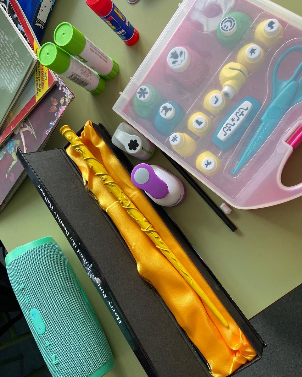 bertaeco's tweet image. Empezamos calentando motores, dejando que la magia y la creatividad entren en el aula. Diseñamos las portadas de los diarios de emprendimiento.  Un gran reto este año 170 alumnos y 5 niveles #emprenderenelaula #emprendermola #convertirlosproblemasenretos