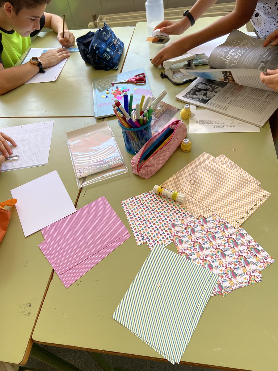 bertaeco's tweet image. Empezamos calentando motores, dejando que la magia y la creatividad entren en el aula. Diseñamos las portadas de los diarios de emprendimiento.  Un gran reto este año 170 alumnos y 5 niveles #emprenderenelaula #emprendermola #convertirlosproblemasenretos