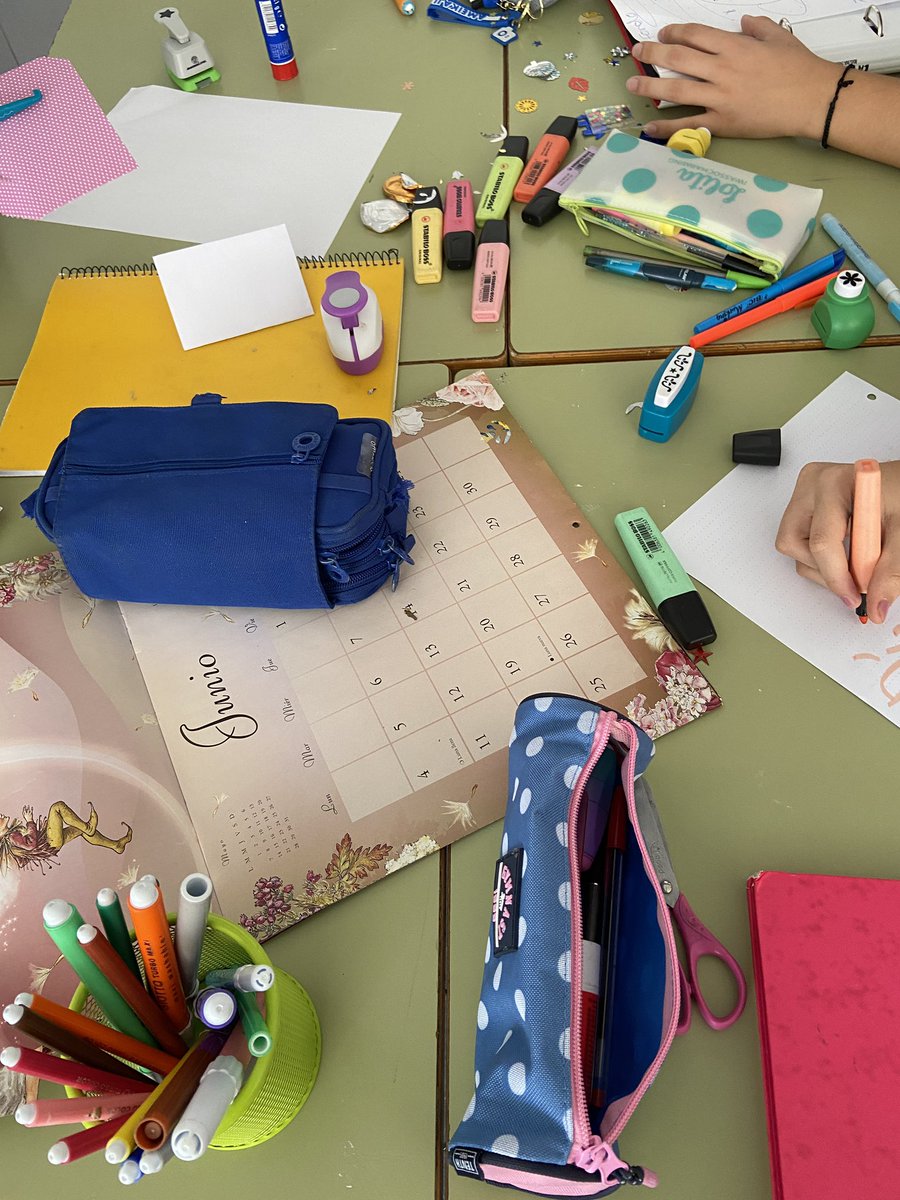 bertaeco's tweet image. Empezamos calentando motores, dejando que la magia y la creatividad entren en el aula. Diseñamos las portadas de los diarios de emprendimiento.  Un gran reto este año 170 alumnos y 5 niveles #emprenderenelaula #emprendermola #convertirlosproblemasenretos