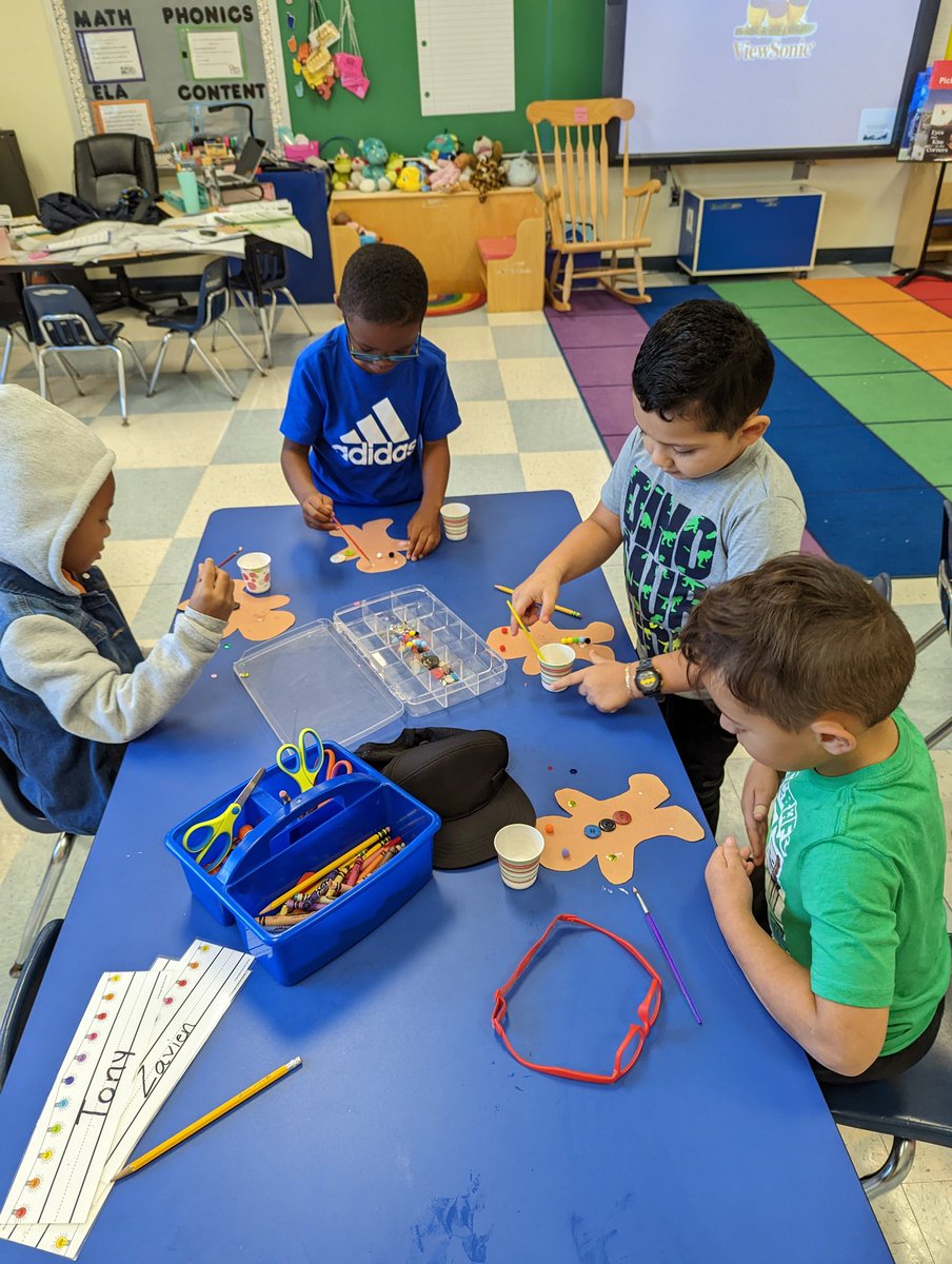 nontoxicjen's tweet photo. Run, run, run as fast as you can! 
Our kindergarteners are making gingerbread men! 
#johnnycakejoy https://t.co/3vltn30hwj