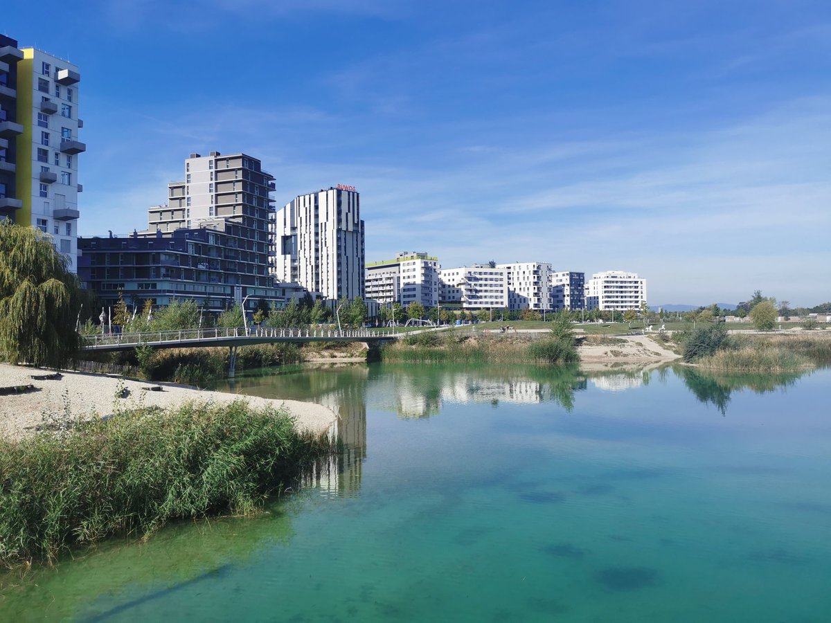 Impressions from our yesterdays walk through the #Seestadt in the realm of #IBAresearchlab2022
, were Camilo Molina and me gave some insides of our Seestadt Monitoring. And some impressions from the talk of Ana Rogojanu and <a href="/GeorgWolfmayr/">Georg Wolfmayr</a> about <a href="/SPACE_FWF/">SPACE</a>
 #Seestadtmonitoring
