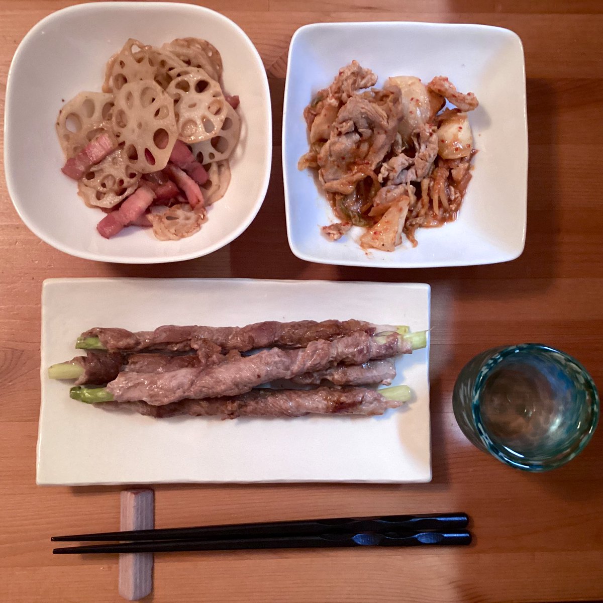 今日の夕飯💕アスパラの豚肉丸巻き🤣🤣🤣レンコンとベーコン炒め🔥豚肉とキムチ和え✨いただきま～す💕🤣呑まれる方はかんぱーい🍻