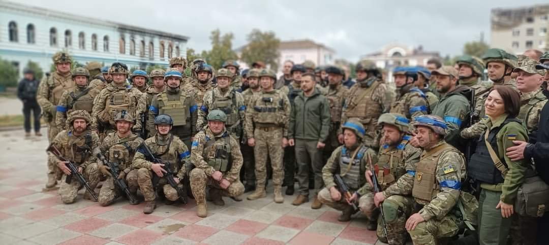 alex_kokcharov's tweet photo. #Ukraine's president @Zelenskyi arrived in #Izyum, #Kharkiv region, which was liberated only last week.

Russia's Putin would not dare to show his face in Belgorod or Kursk, on the other side of the border. https://t.co/mh44x2chPi