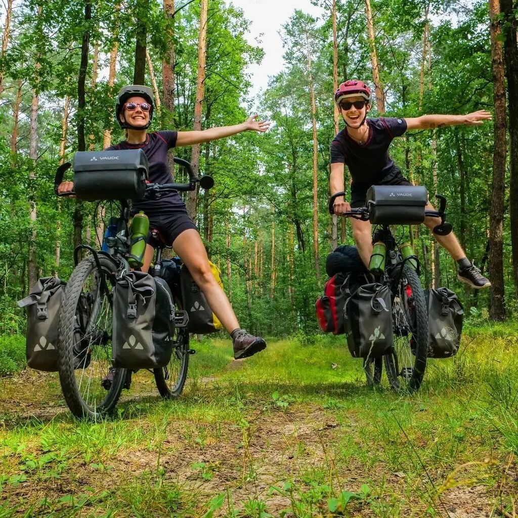 '6 MOIS SUR LES ROUTES 🚴‍♀️🚴🎉 Eh oui ! Aujourd'hui cela fait déjà 6 mois que nous avons troqué notre routine et notre confort contre cette vie de nomade. Des courbatures ? Un peu. Des rencontres ? Beaucoup. Des regrets ? Aucun ! Après 9 pays et 7500km a… instagr.am/p/Cie71ECMAbT/