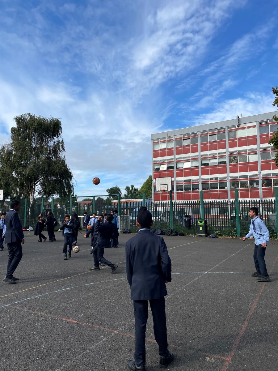 VHSchool's tweet photo. Our Year 7 students have transitioned well from primary school and have settled into their second week at Villiers. It has been lovely seeing them making new friends, their confidence growing and them supporting each other. https://t.co/VQIANFuoOV