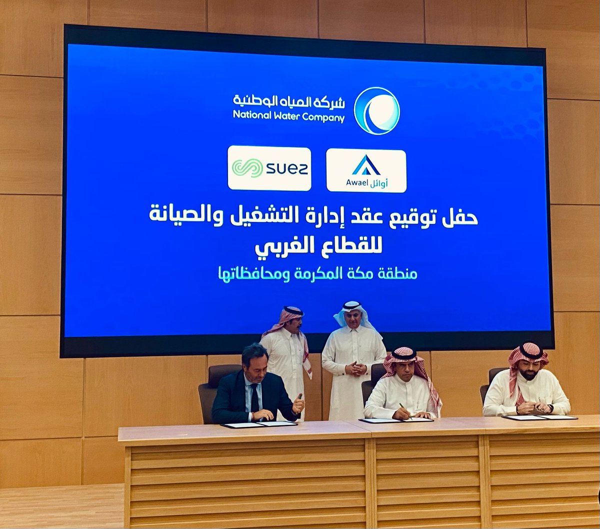 CyrilCourjaret's tweet image. I am very honored to have signed today, in the presence of HE Eng. @AlfadleyA Minister of Environment, Water and Agriculture, a major contract opening a new chapter for the @suez development in the Kingdom and confirms its rebound in the Middle East @NemerAlshebel @Alawael_ksa